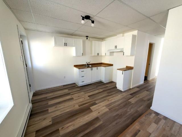 Beau Logement 4½ Au 2e étage