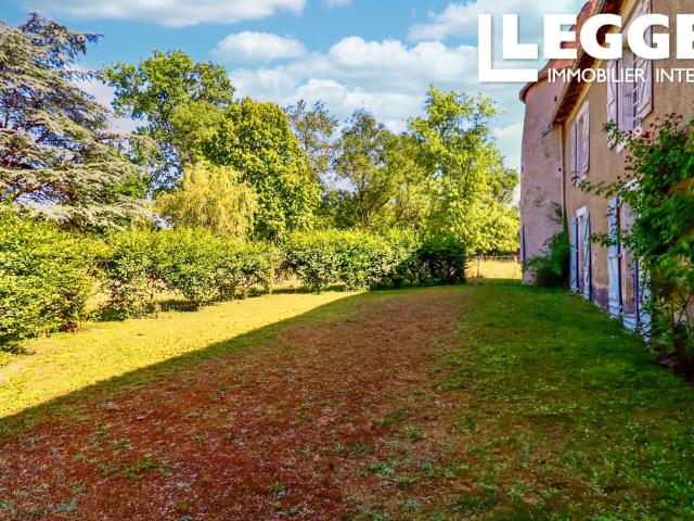 Beau logis du XVe siècle situé dans son propre parc de 1,5 hectare  au bord de la rivière  proche commerces