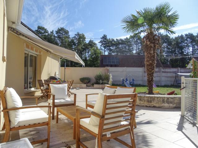 Beau pavillon de plain pied avec piscine