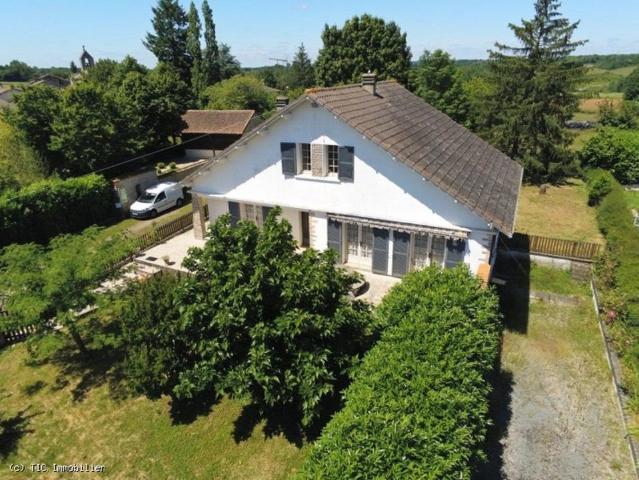 Beau Pavillon entre Ruffec et Sauzé Vaussais 181m² Souvigné