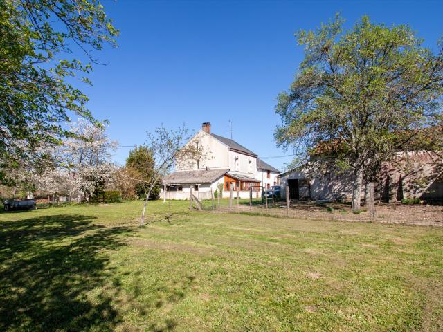 Beau potentiel de rénovation pour cette maison en pierres av. 105m² Fleurat