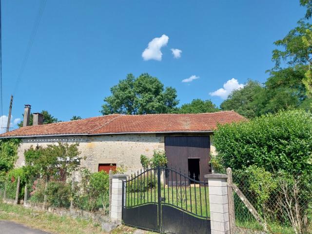 Beau potentiel pour ce traditionnel corps de ferme, à rénove. 70m² Chasseneuil sur Bonnieure