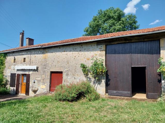 Beau potentiel pour ce traditionnel corps de ferme, à rénove. 70m² Chasseneuil sur Bonnieure