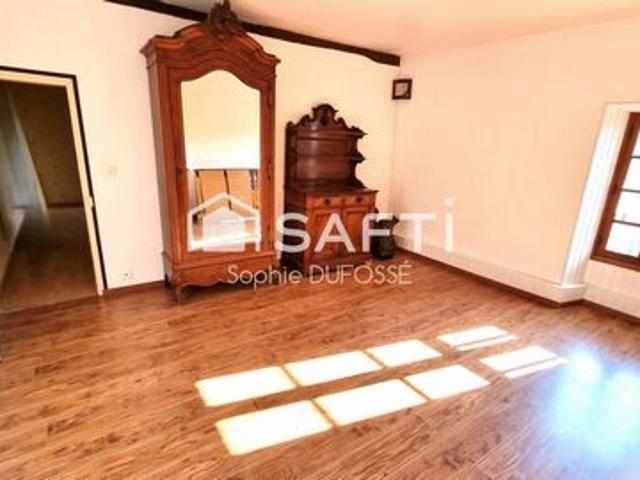 Beau potentiel pour cette maison en pierre de 127 m² à rénover avec deux granges sur un terrain clos de 705 m²
