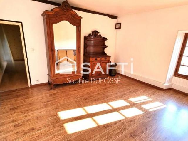 Beau potentiel pour cette maison en pierre de 127 m² à rénover avec deux granges sur un terrain clos de 705 m²
