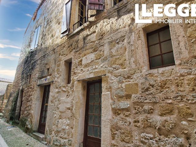 Beau potentiel pour cette charmante maison de village avec terrasse a rénover dans un village pres de Pezenas