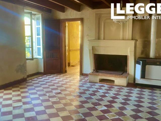 Beau projet de rénovation. Maison Charentaise en pierres, 3 chambres, cuisine, séjour, immenses dépendances