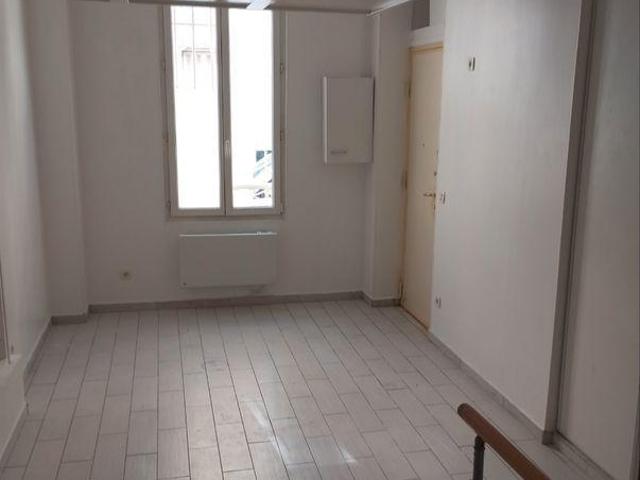 Beau studio 25m² rénové complètement Métro Hoche