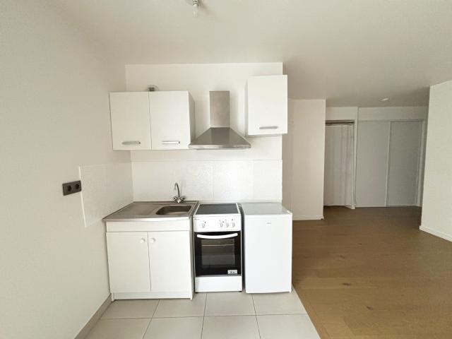 Beau studio de 31 m2 en centre ville, résidence récente avec box