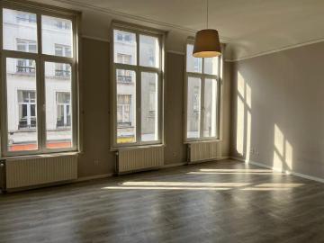 BEAU STUDIO LUMINEUX A 200 M DU SABLON