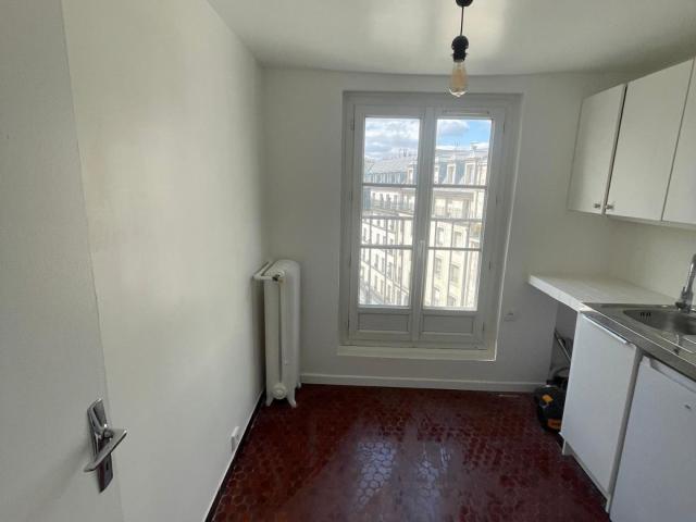 Beau studio lumineux avec balcon filant