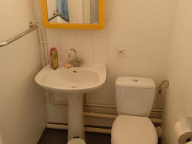 Beau studio meublé à louer avec 1 poste de télévision INTERNET HAUT DEBIT*+1lave linge et belle vue sur grand park verduré