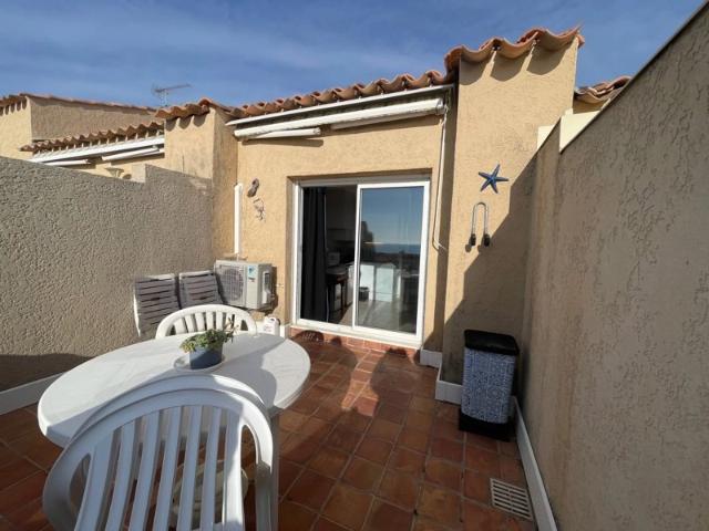 BEAU STUDIO MEUBLÉ AVEC TERRASSE ET VUE MER