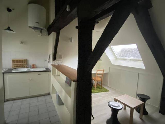 Beau studio meublé en location de 15,71m², situé rue Eau de Robec à Rouen, 440€ charges comprises
