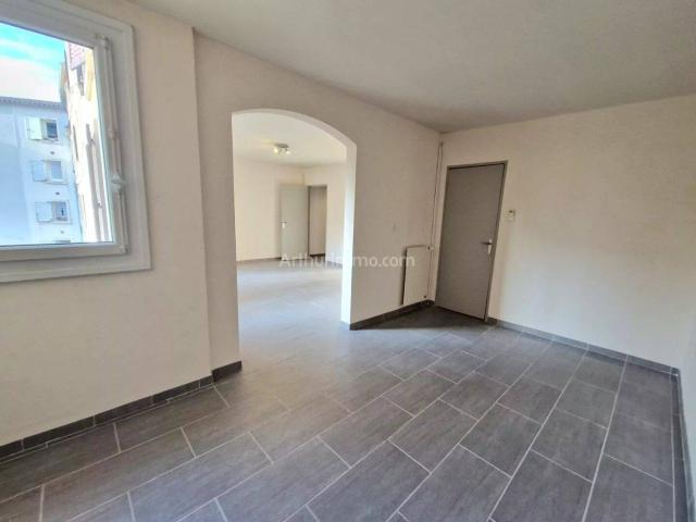 BEAU T4 AVEC STATIONNEMENTs