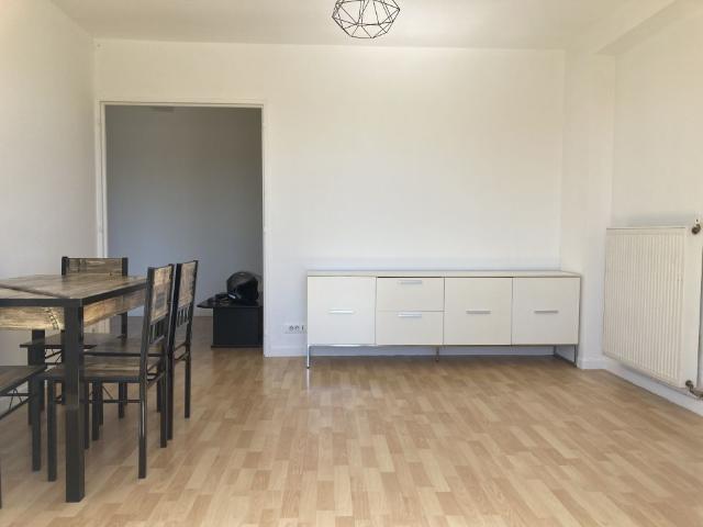 Beau T2 avec grand balcon et emplacement parking dans résidence sécurisée et arborée