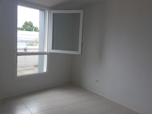 BEAU T3 DE 63 M2 AVEC TERRASSE DE 17 M2 ET 1 PLACE DE PARKING AU SOUS SOL