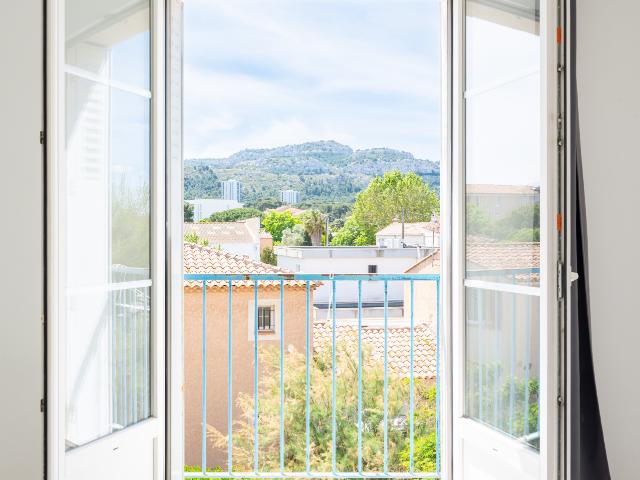 BEAU T3 VUE COLLINES AVEC LOGGIA ET PARKING SECTEUR LAPIN BLANC/ VIEILLE CHAPELLE