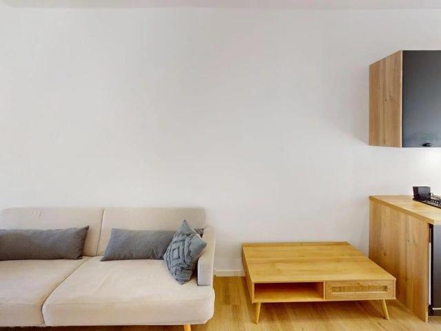 Beau 2/3 P mezzanine lumineux meublé, 2 balcons dernier éta. 45m² Nice