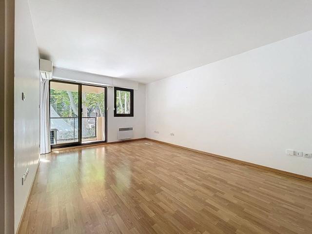 BEAU 2 PIECES DANS RESIDENCE STANDING POUR SENIOR