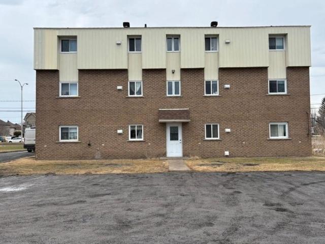 Beau 4½ lumineux à louer – Libre 1er juillet– Emplacement stratégique!