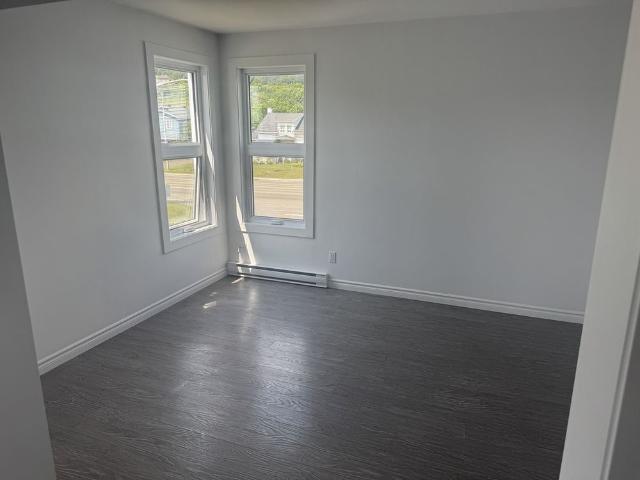 Beau 5 1/2 Au 2e étage D’un Triplex Réno