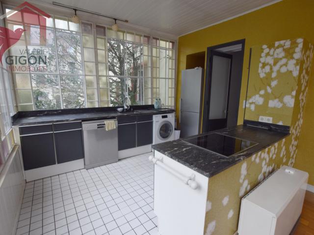 BEAUCOUP DE CHARME 'Boiseries, parquet. ' pour cet APPARTEMENT donnant sur TERRASSE Store et balconnet.