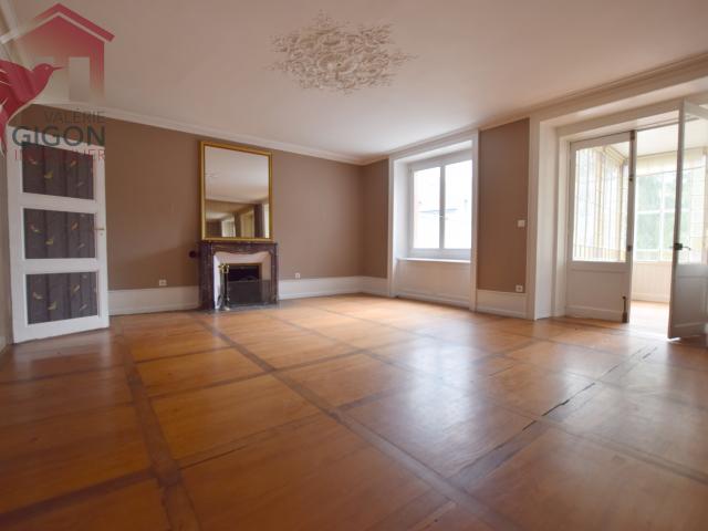 BEAUCOUP DE CHARME 'Boiseries, parquet. ' pour cet APPARTEMENT donnant sur TERRASSE Store et balconnet.