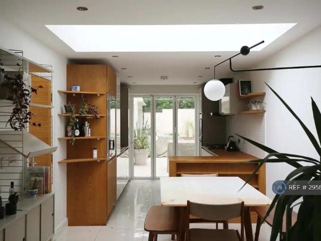Beauchamp Mews, London, E5 1 bed in a house share to rent £1,300 pcm £300 pw