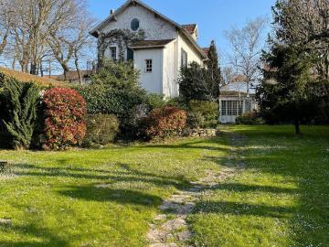 BEAUCHAMP Propriété de 295 m2 sur 2900 m2 de terrain
