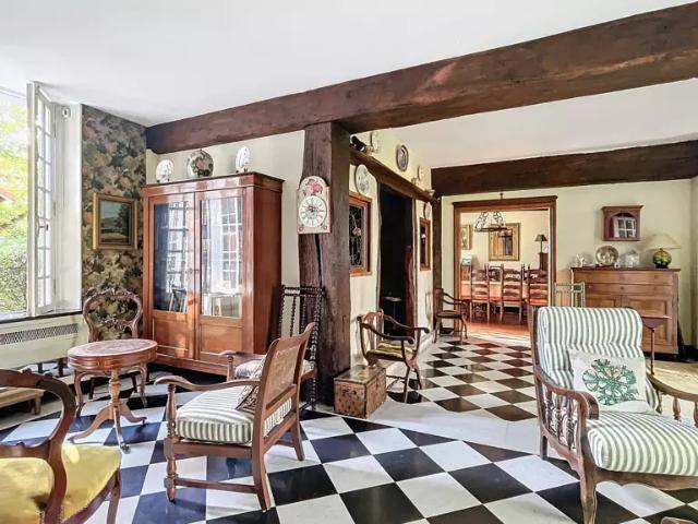 BEAUCHAMP Propriété de 295 m2 sur 2900 m2 de terrain