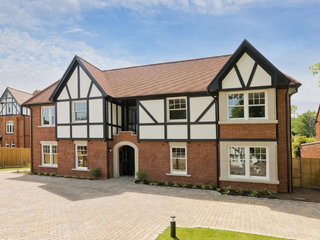Beauchamp Road, East Molesey 2 bed apartment to rent £2,950 pcm £681 pw
