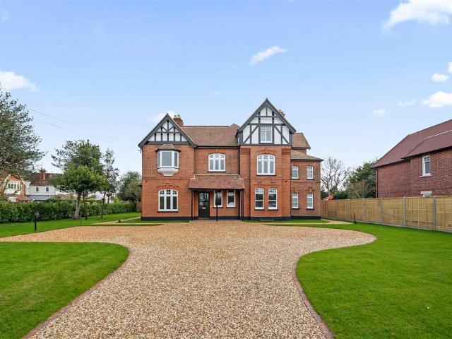 Beauchamp Road, East Molesey 6 bed detached house to rent £10,000 pcm £2,308 pw