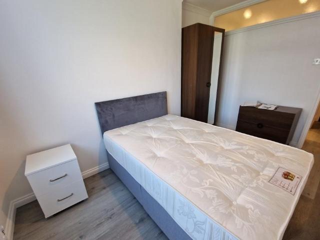 Beaufort Avenue, Harrow HA3 1 bed in a house share to rent £900 pcm £208 pw