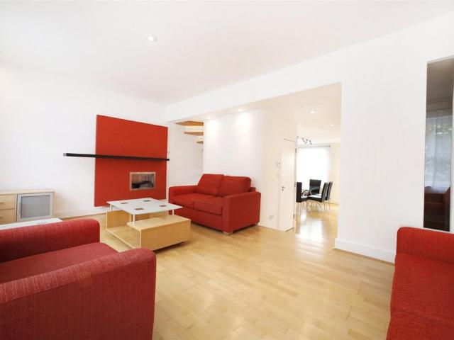 Beaufort Gardens, Knightsbridge. 3 bed penthouse to rent £4,500 pcm £1,038 pw