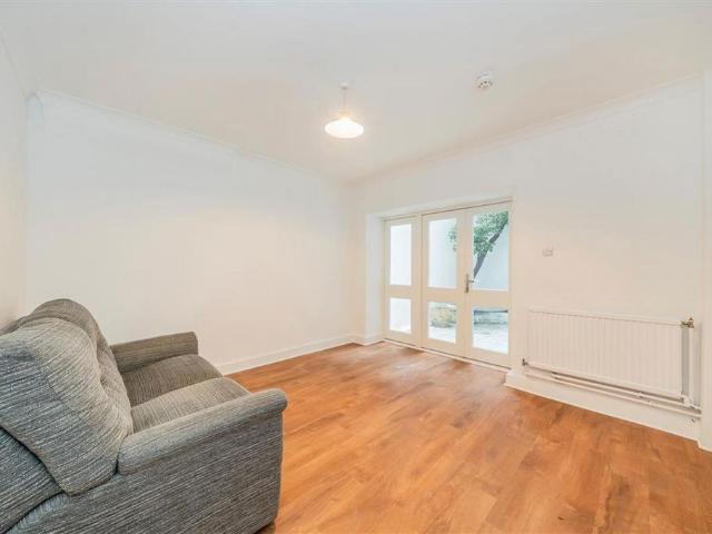 Beaufort Gardens, London SW3 1 bed flat to rent £2,350 pcm £542 pw