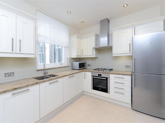 Beaufort Mansions, Beaufort Street, SW3 3 bed flat to rent £4,000 pcm £923 pw