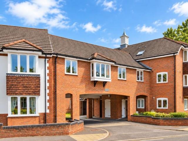 Beaufort Mews, Woking GU21 2 bed apartment to rent £1,700 pcm £392 pw