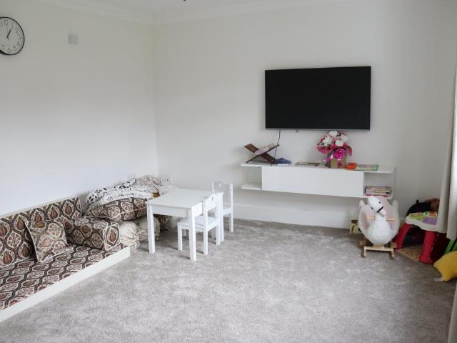 Beaufort Road, Woking GU22 3 bed end of terrace house to rent £2,200 pcm £508 pw