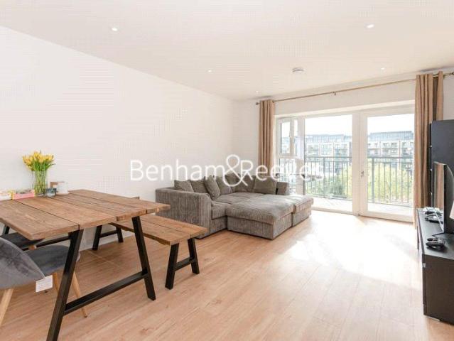 Beaufort Square, London, NW9 3 bed apartment to rent £3,200 pcm £738 pw