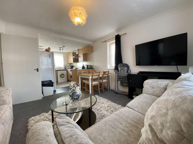 Beaufort Square, Pengam Green CF24, 2 bed flat to rent, £1,000 pcm | PrimeLocation