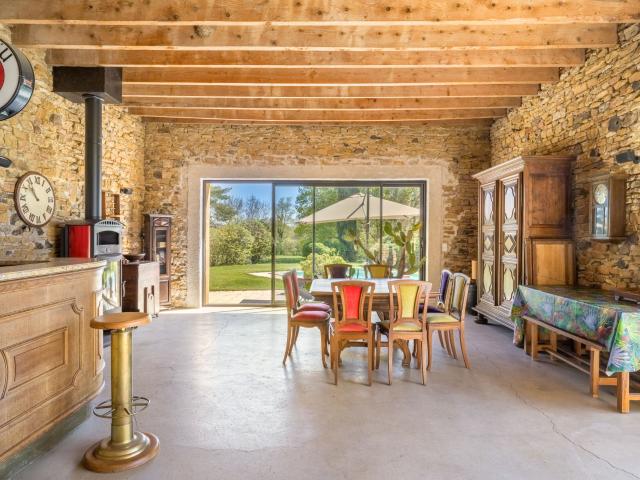 BEAUJOLAIS PIERRES DOREES PROPRIÉTÉ DE CARACTÈRE 260 M2 HABITABLES PISCINE DÉP