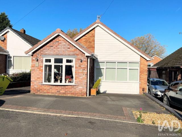 Beaulieu Avenue, Kingswinford DY6, 2 bed detached bungalow to rent, £1,200 pcm | PrimeLocation