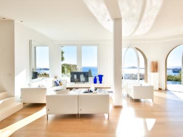 BEAULIEU SUR MER SUBLIME VILLA DE 175 M² À LOUER 4 CHAMBRES VUE PANORAMIQUE SUR LA RADE LUMINEUX TERRASSE AVEC PISCINE ASCENSEUR