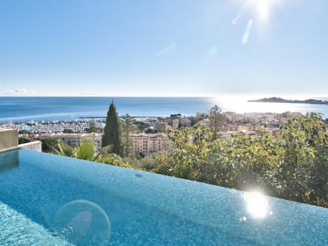 BEAULIEU SUR MER SUBLIME VILLA DE 175 M² À LOUER 4 CHAMBRES VUE PANORAMIQUE SUR LA RADE LUMINEUX TERRASSE AVEC PISCINE ASCENSEUR