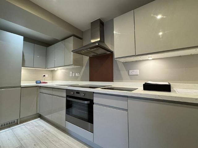 Beaumont Court, Victoria Avenue. 2 bed flat to rent £1,450 pcm £335 pw