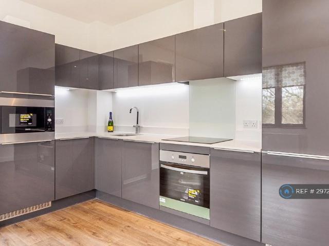 Beaumont House, Chertsey, KT16 2 bed flat to rent £1,635 pcm £377 pw