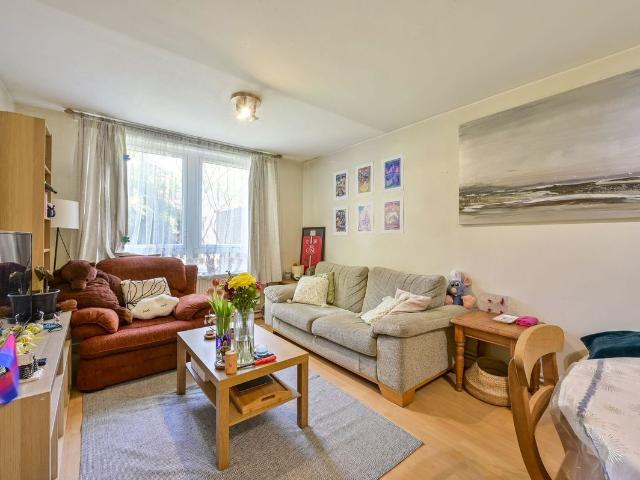 Beaumont Road, Southfields, London SW19, 2 bed flat to rent, £3,500 pcm | PrimeLocation