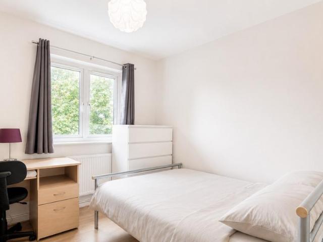 Beaumont Square 4 bed flat share to rent £1,100 pcm £254 pw