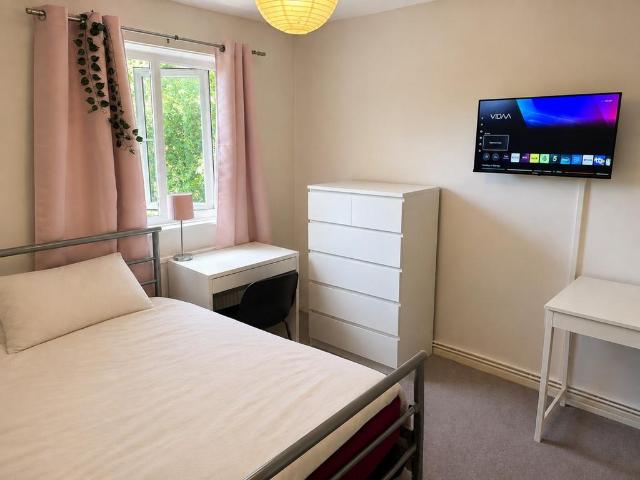 Beaumont Square 4 bed flat share to rent £1,150 pcm £265 pw